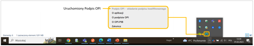 Pasek zadań systemu Windows. Po prawo rozwinięty panel z ikonami otwartych programów. Do ikony aplikacji Podpis OPI prowadzi strzałka wychodząca z pola menu uruchomionej aplikacji. Nagłówek menu: Podpis OPI – składanie podpisu kwalifikowanego. Pozycje menu: O aplikacji, O podpisie OPI, O OPI-BIP, Zakończ.